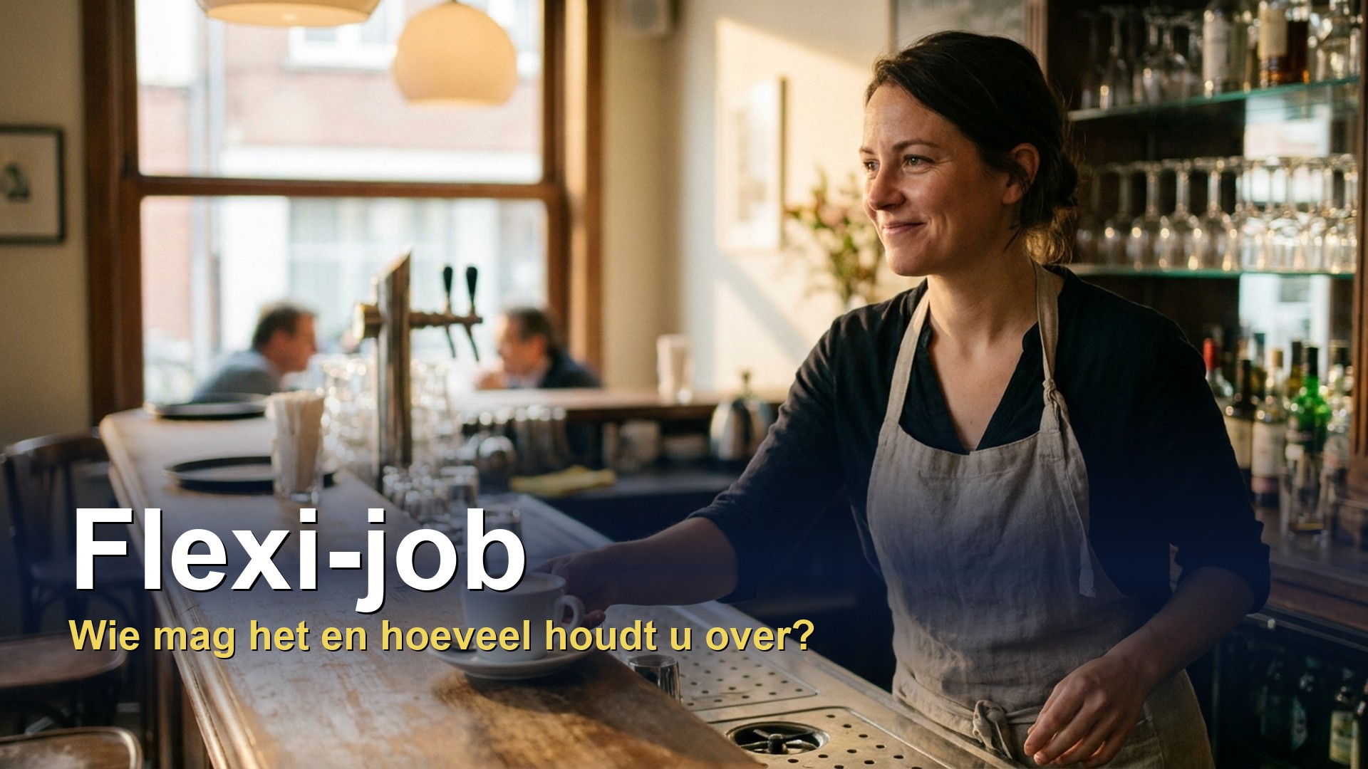 Flexi-job in België: vrouw achter de toog van een café met een kop koffie