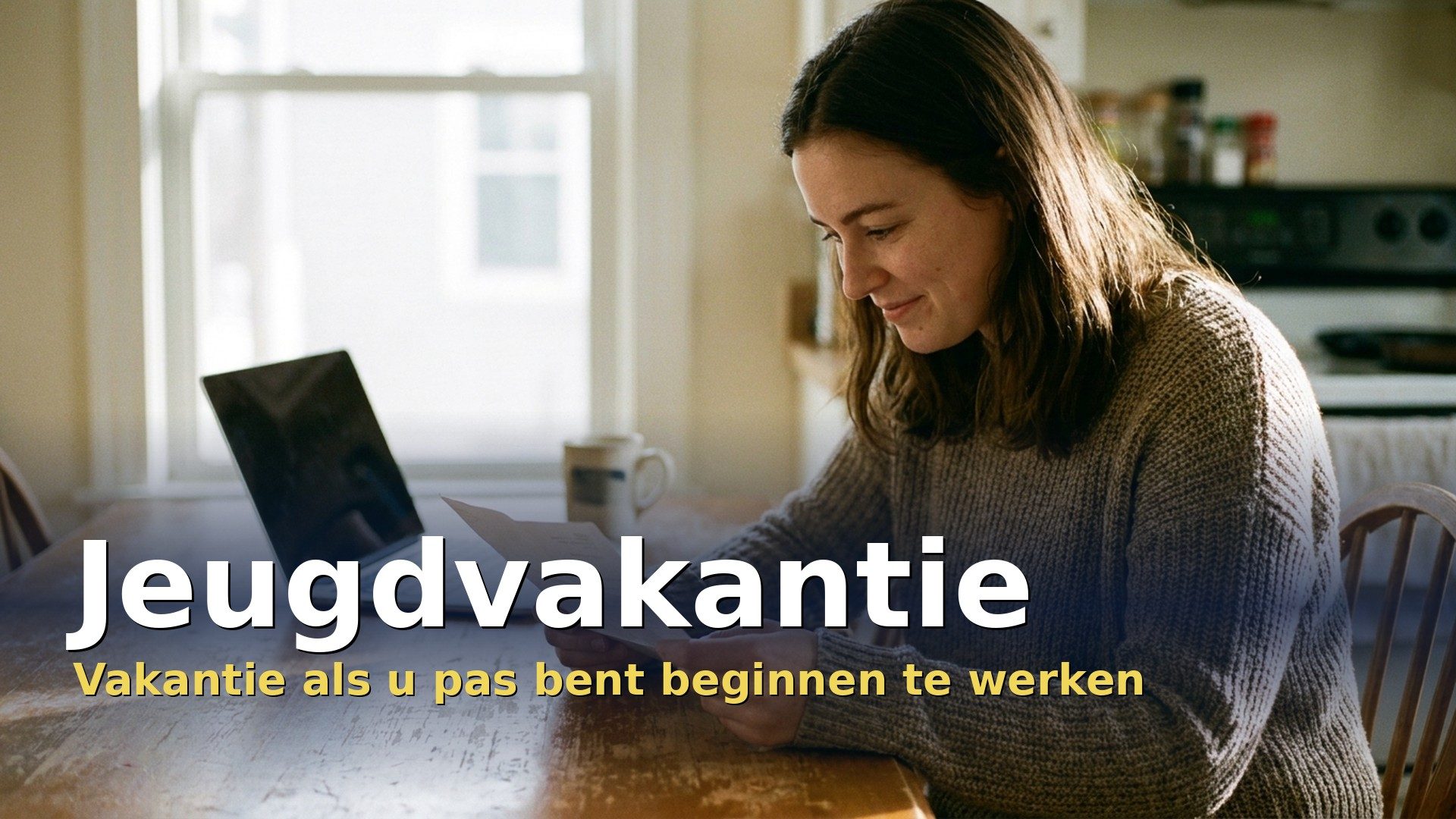 Jonge werkneemster leest haar eerste loonbrief over jeugdvakantie aan de keukentafel