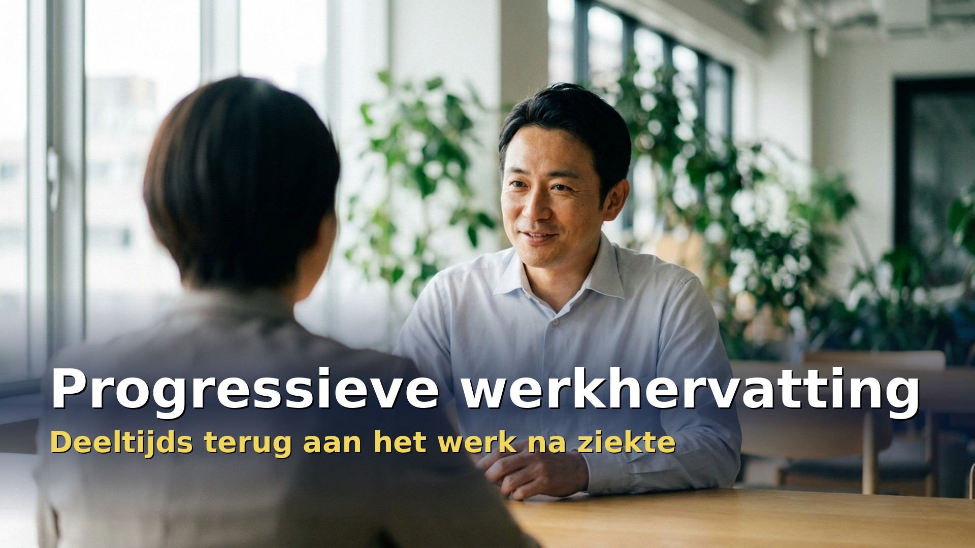 Progressieve werkhervatting: werknemer in gesprek met een collega bij zijn terugkeer na ziekte