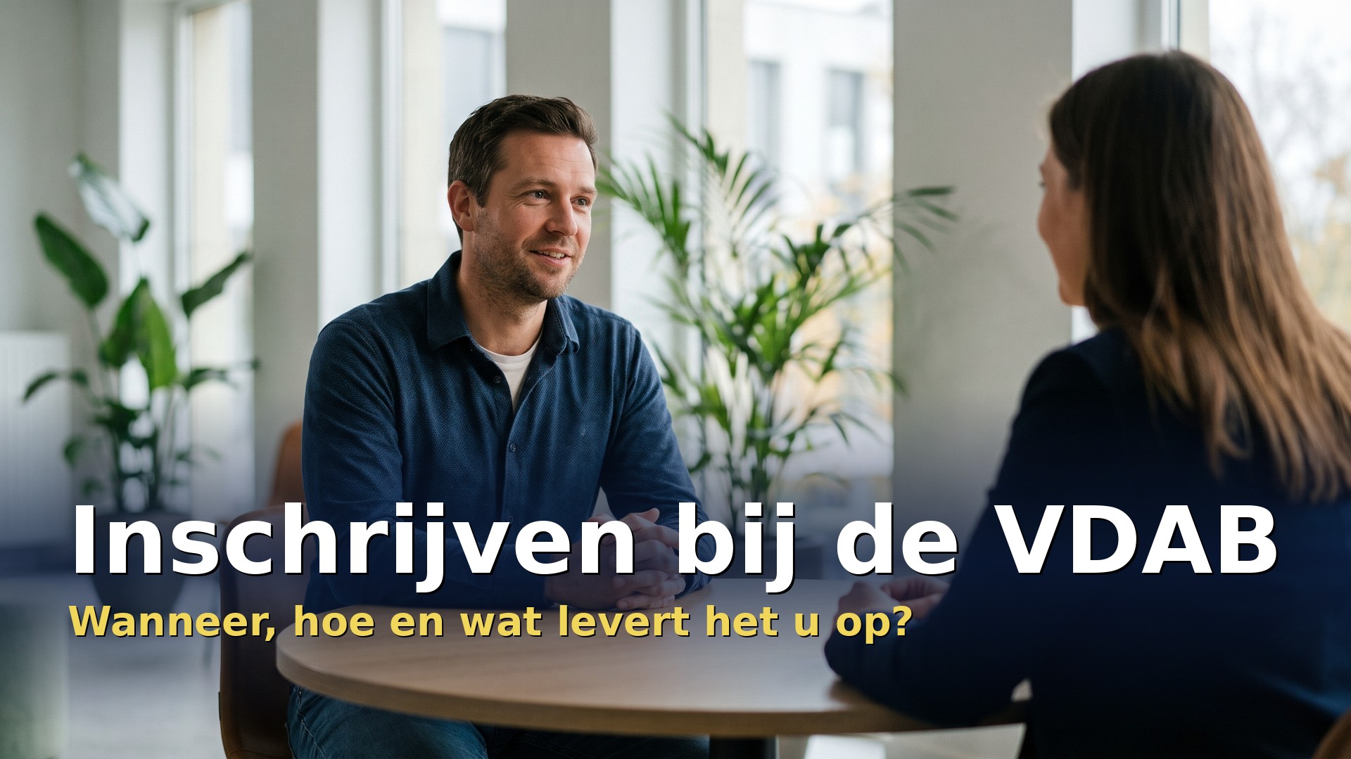 Inschrijven als werkzoekende bij de VDAB: man in gesprek met een begeleidster