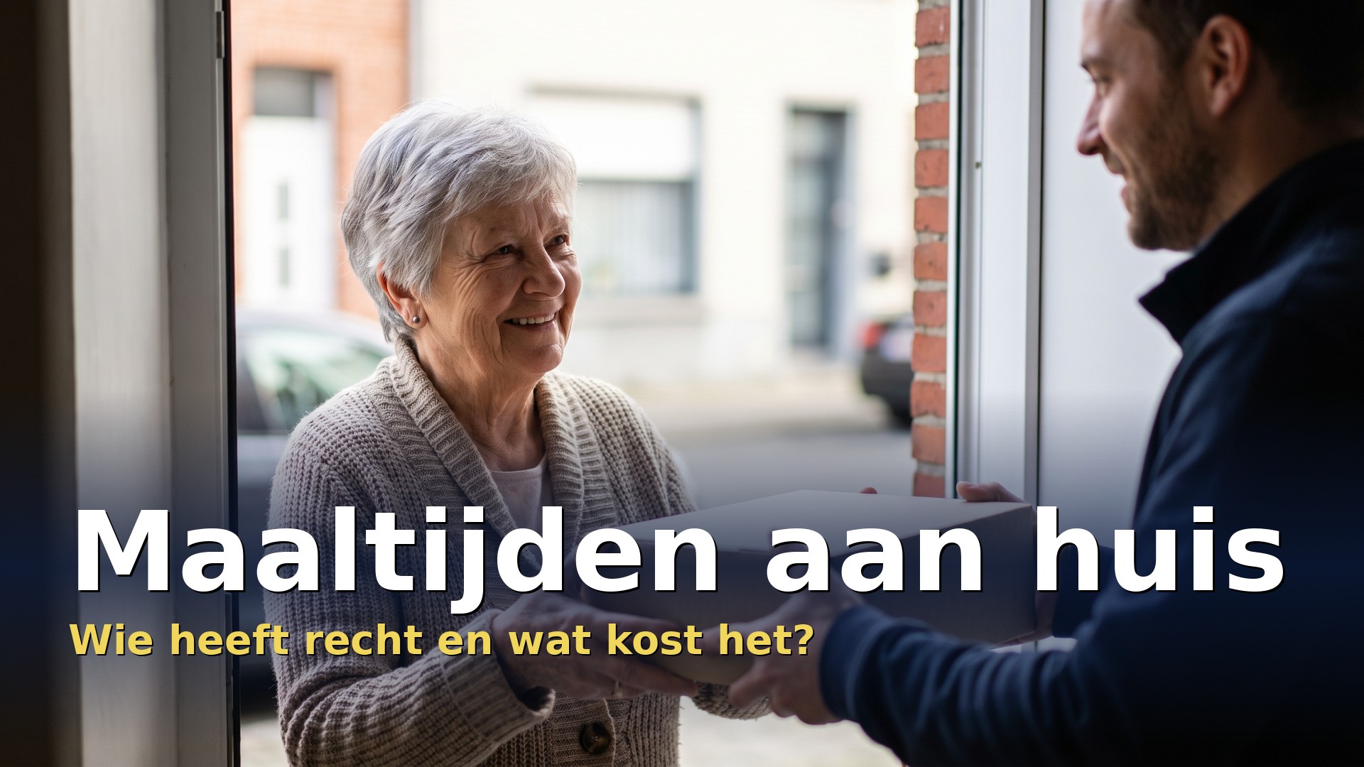 Maaltijden aan huis via het OCMW: oudere vrouw neemt aan de voordeur een warme maaltijd aan van een bezorger