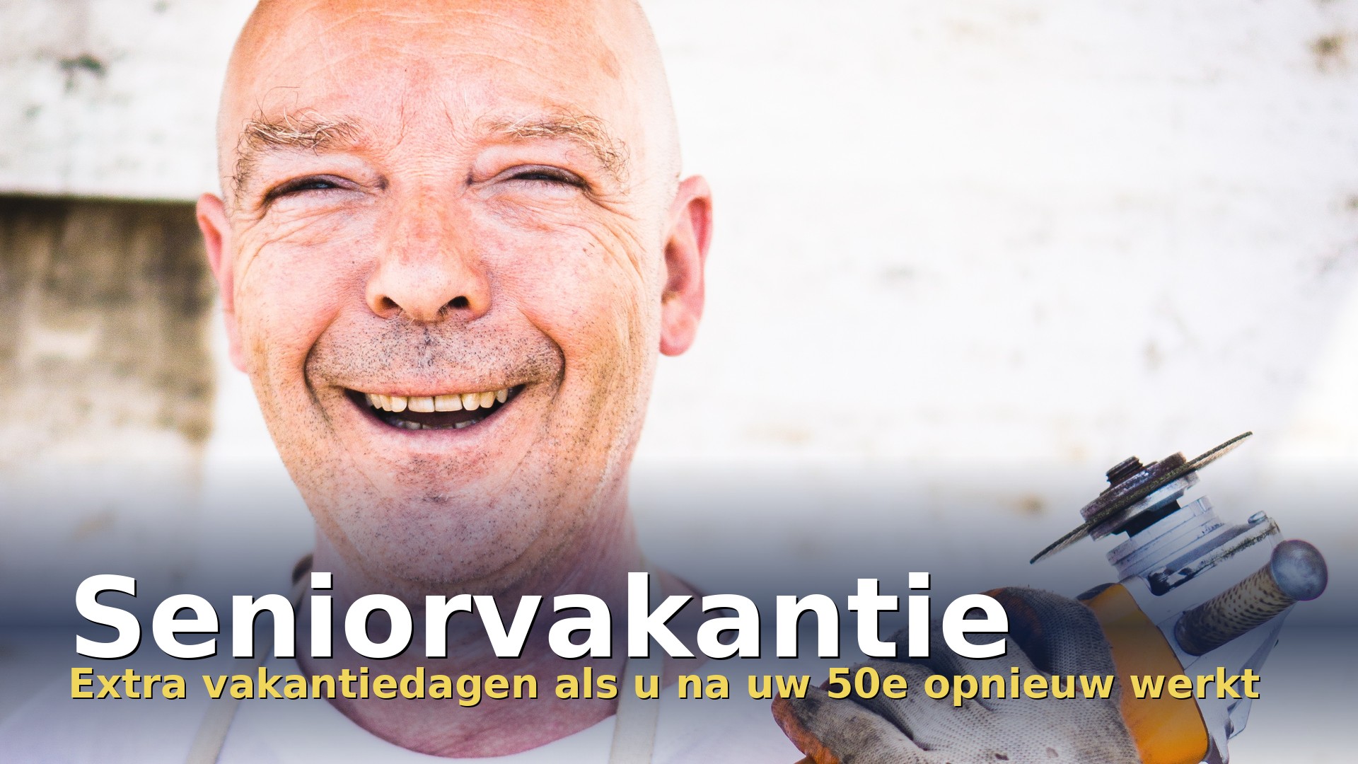 Seniorvakantie: werknemer van boven de 50 die lachend opnieuw aan het werk is