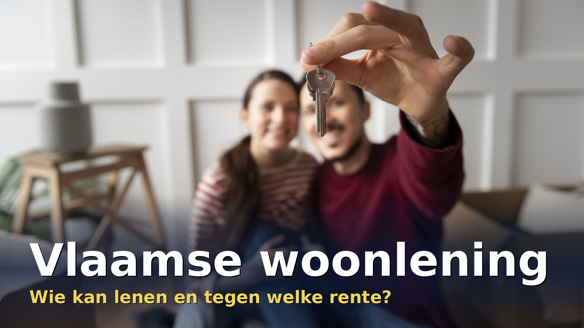 Vlaamse woonlening: jong koppel toont de sleutel van hun nieuwe woning